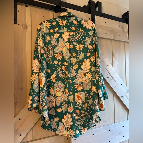 Acoa Desert Express Satin Floral Tunic by VICI - Picture 10 of 13